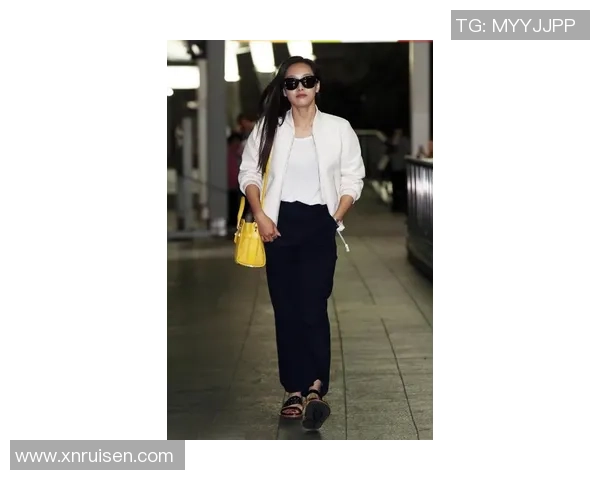 足球明星穿搭解析白袜球鞋的时尚魅力与运动表现